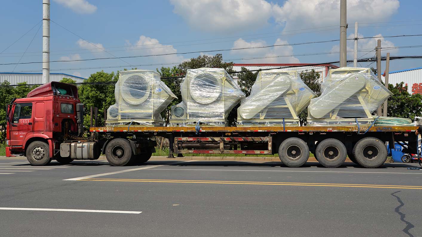 風機廠家:磐力4臺耐酸堿玻璃鋼離心風機運往蘇州現場